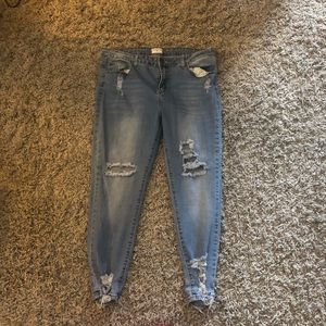 NEW WITHOUT TAGS DISTRESSED JEANS
